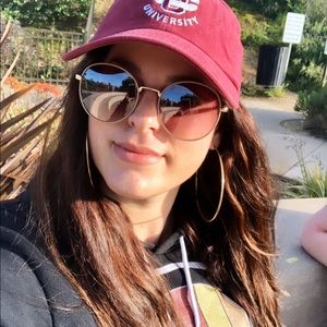 Meet your Posher, Cassandra